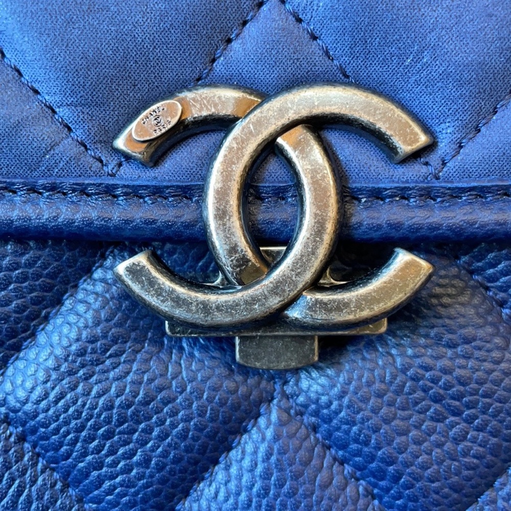 CHANEL 🔥✨Rare✨ Daily Carry Messenger Bag Quilted - Picture 7 of 17